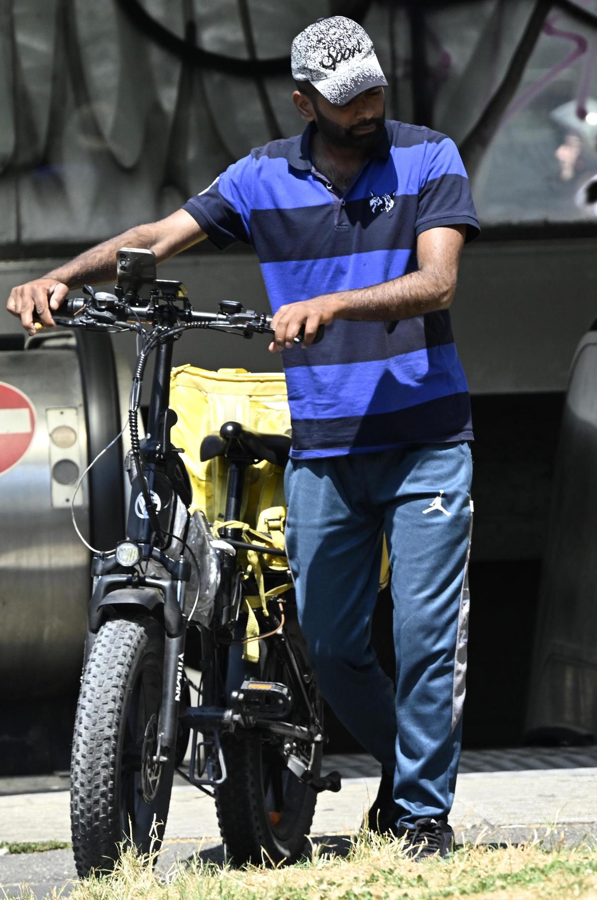 Glovo battuta in Tribunale dai rider: occhiali, borraccia e crema solare per i facchini quando fa caldo