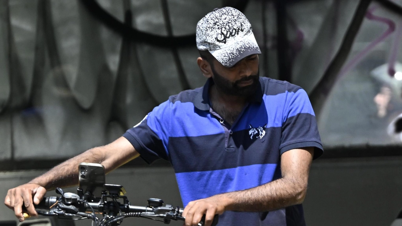 Glovo battuta in Tribunale dai rider: occhiali, borraccia e crema solare per i facchini quando fa caldo