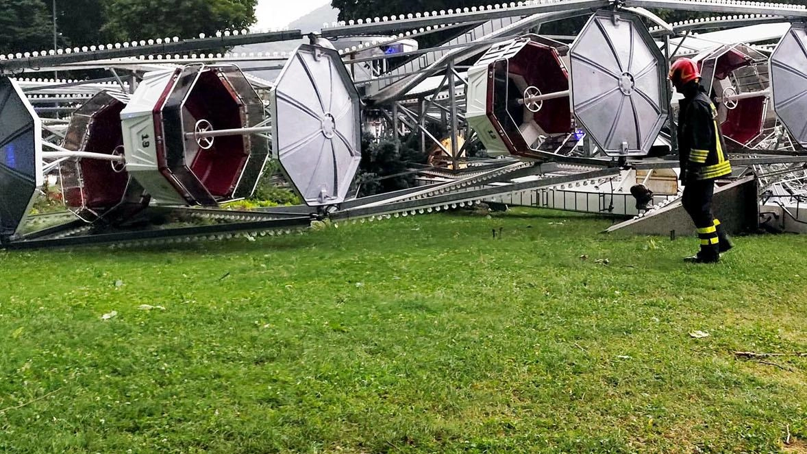 Un uomo dei vigili del fuoco davanti alla grande ruota panoramica schiantatasi a terra Un uomo dei vigili del fuoco davanti alla grande ruota panoramica schiantatasi a terra