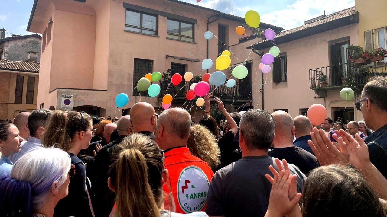 Il volo dei palloncini colorati accompagnato dal saluto degli studenti alla maestra Domenica Russo Il volo dei palloncini colorati accompagnato dal saluto degli studenti alla maestra Domenica Russo
