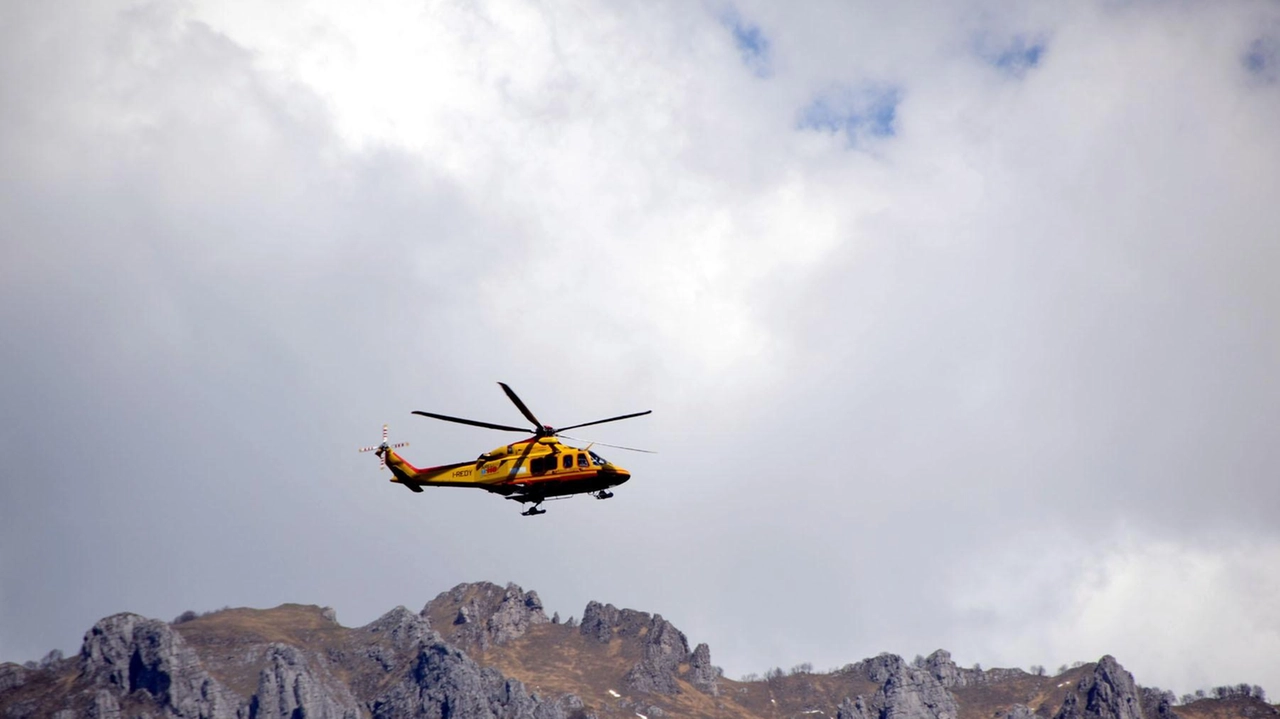 Due scalatori investiti da pietre sull'Antimedale e altri incidenti in montagna nella zona del Lago di Como. Soccorsi e trasferiti in ospedale dai soccorritori locali e eliambulanze. Due scalatori investiti da pietre sull'Antimedale e altri incidenti in montagna nella zona del Lago di Como. Soccorsi e trasferiti in ospedale dai soccorritori locali e eliambulanze.