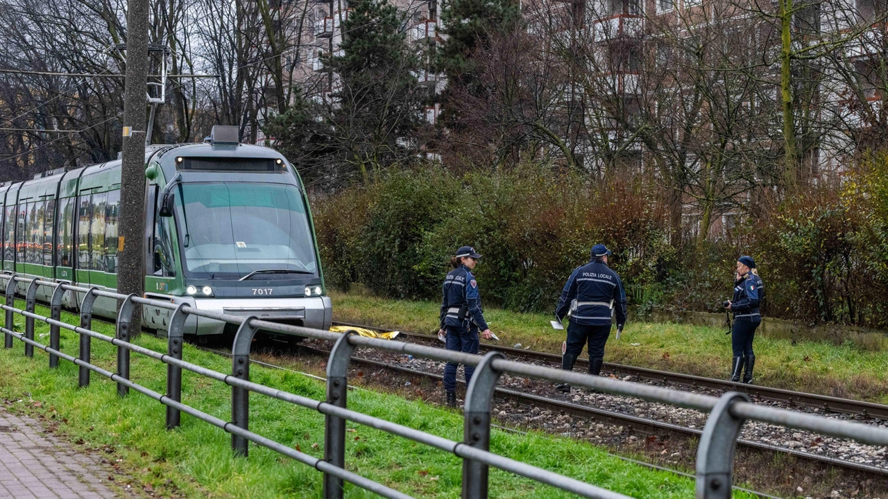 I rilievi della Polizia locale sul luogo dell’incidente in via dei Missaglia Foto Fasani/Ansa I rilievi della Polizia locale sul luogo dell’incidente in via dei Missaglia Foto Fasani/Ansa