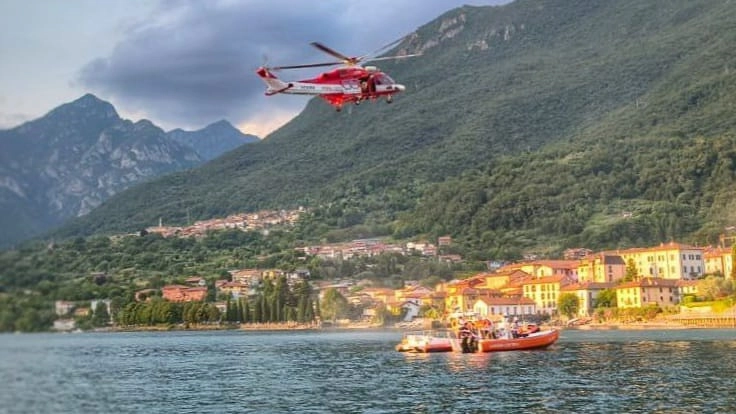 Le squadre dei sommozzatori e l'elisoccorso arrivato da Malpensa intervenuti per i soccorsi Le squadre dei sommozzatori e l'elisoccorso arrivato da Malpensa intervenuti per i soccorsi