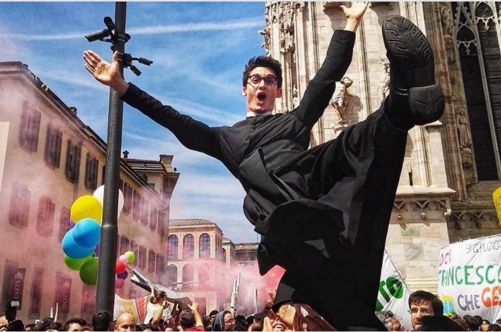 Il prete influencer e lo spot che ha fatto infuriare Curia e fan: “Caro don Rava, stai oltrepassando i limiti” Il prete influencer e lo spot che ha fatto infuriare Curia e fan: “Caro don Rava, stai oltrepassando i limiti”