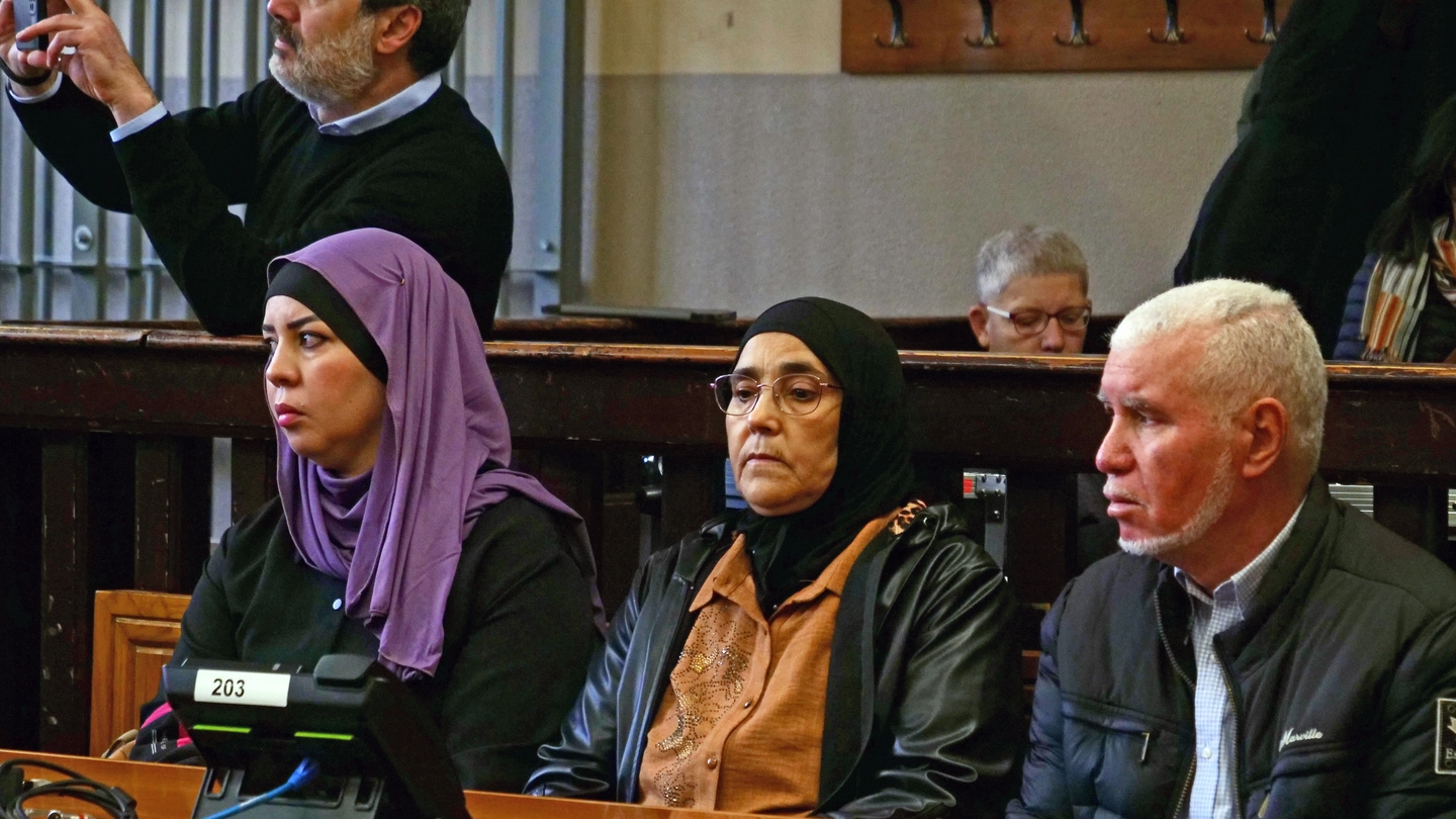 Da sinistra Bahija El Boussettaoui, sorella della vittima, e i genitori