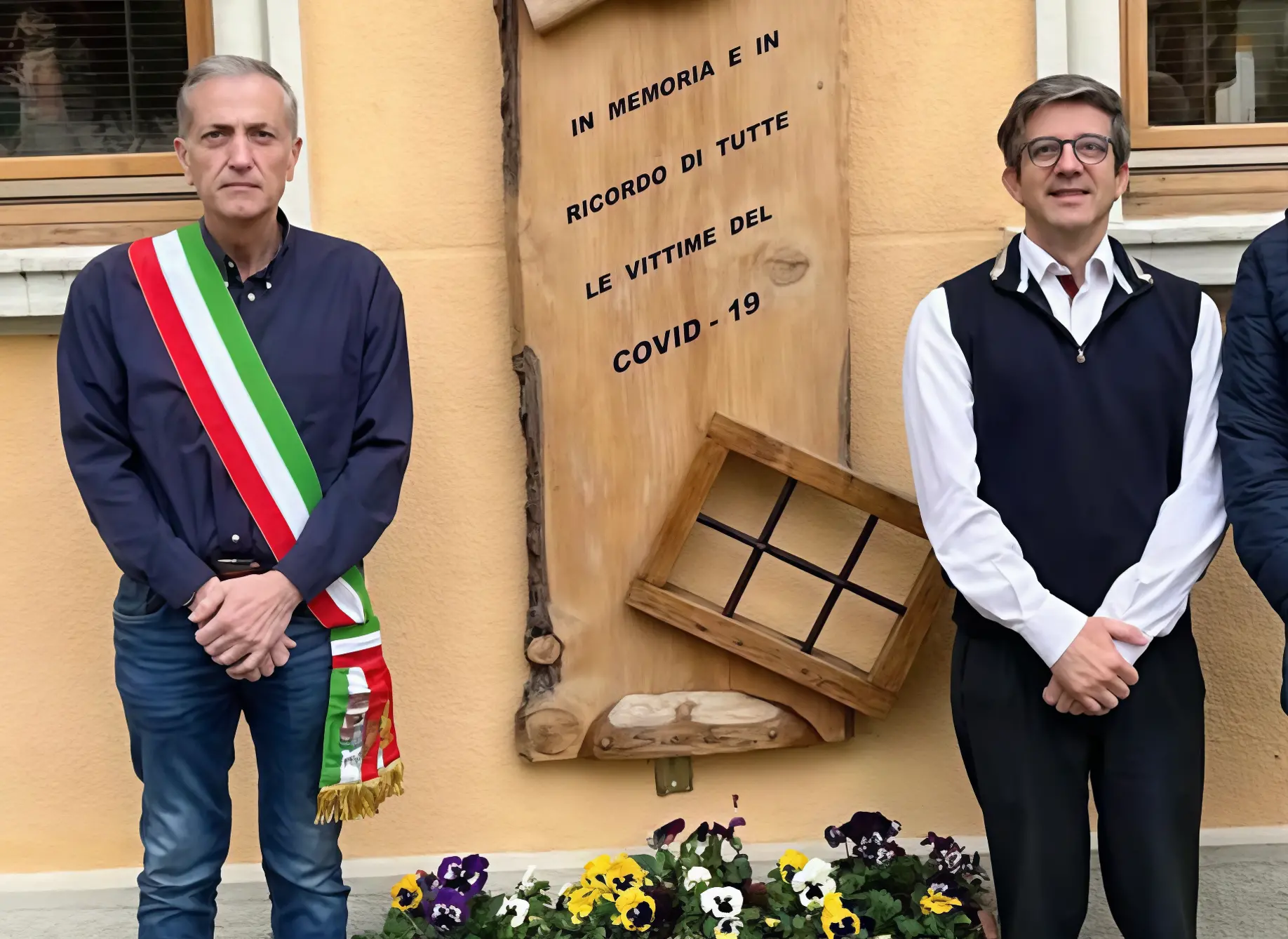 Bandiere a mezz’asta mazzi di fiori e lacrime: "Omaggio ai residenti"