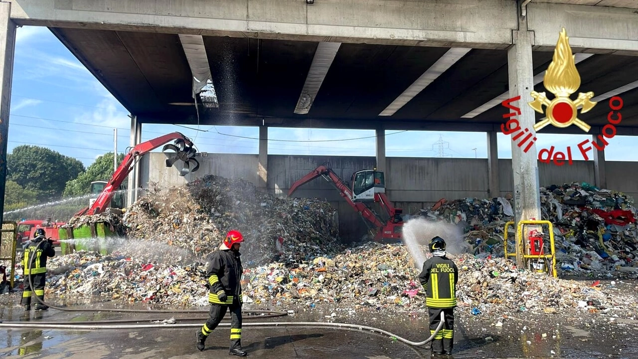 Rilevante la quantità di scarti custoditi nel magazzino andato a fuoco