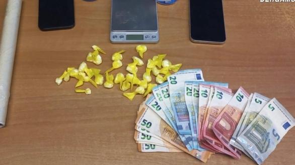 Inseguito dopo l’alt butta la coca dall’auto. Trentenne arrestato Inseguito dopo l’alt butta la coca dall’auto. Trentenne arrestato
