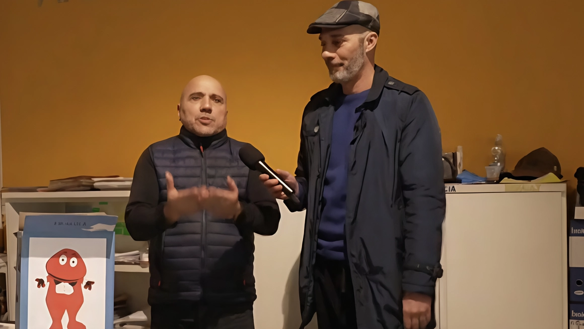 Il titolare della concessionaria “Galimberti auto” di Verano Brianza con l’inviato di Striscia la Notizia, Max Laudadio Il titolare della concessionaria “Galimberti auto” di Verano Brianza con l’inviato di Striscia la Notizia, Max Laudadio