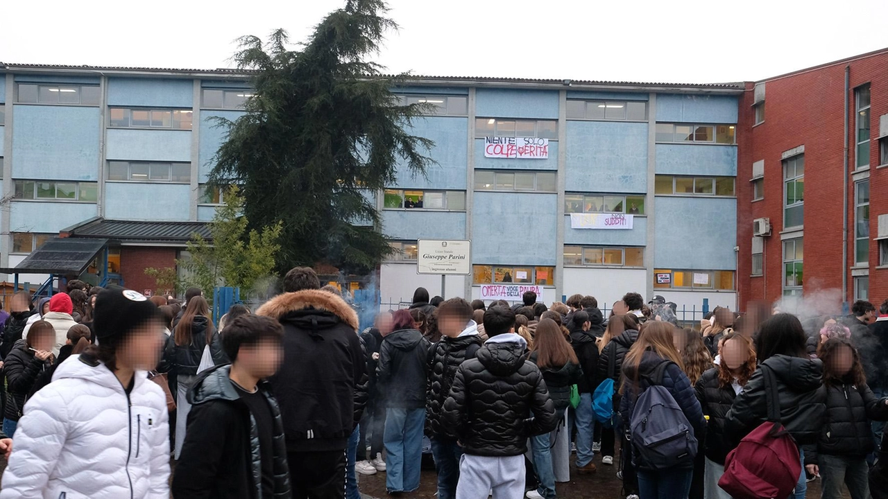 Incontro con il preside nel cortile del liceo in subbuglio "C’è un discorso educativo da affrontare, avrete il nostro aiuto". Incontro con il preside nel cortile del liceo in subbuglio "C’è un discorso educativo da affrontare, avrete il nostro aiuto".