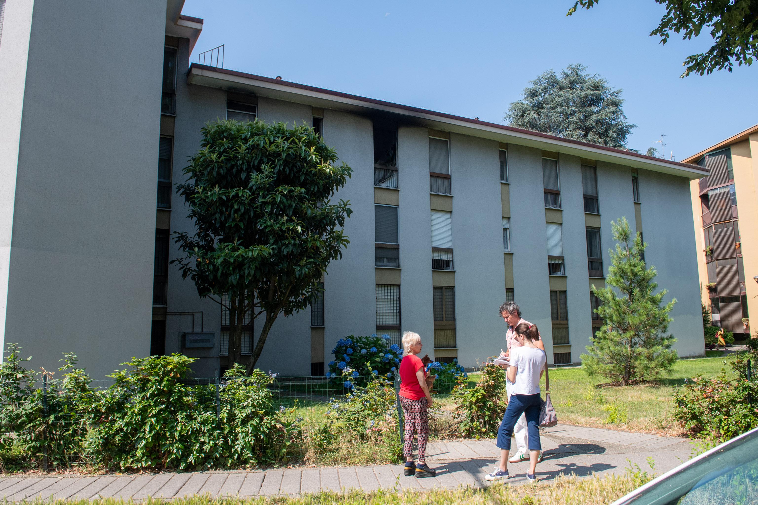 incendio a san donato un uomo muore sul materasso avvolto dalle fiamme
