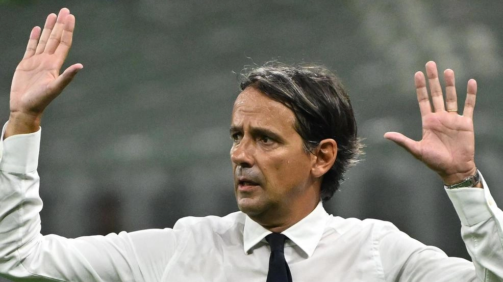 La curva li rivendeva al 1.000% in più. Il club l’aveva saputo e ne dava meno. Dopo la minaccia di sciopero del tifo, il tecnico: "Sento Marotta, Ferri e Zanetti". La curva li rivendeva al 1.000% in più. Il club l’aveva saputo e ne dava meno. Dopo la minaccia di sciopero del tifo, il tecnico: "Sento Marotta, Ferri e Zanetti".