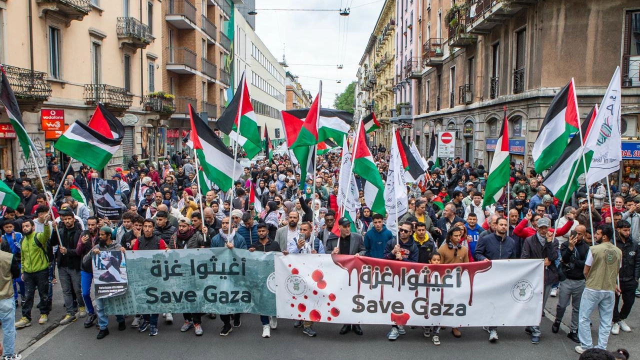 Il corteo pro Palestina partito da piazzale Loreto al parco Trotter (foto Canella/Ansa)