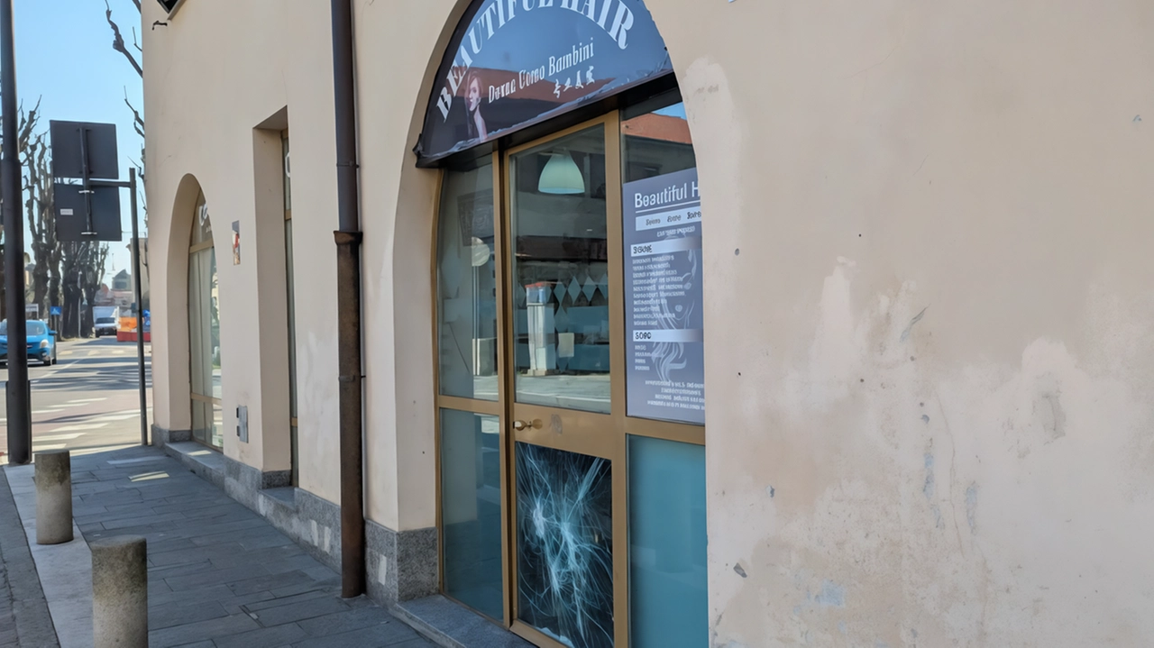 In via Mazzini i ladri hanno tentato di sfondare la porta in vetro di un salone di acconciature utilizzando un tombino in ghisa In via Mazzini i ladri hanno tentato di sfondare la porta in vetro di un salone di acconciature utilizzando un tombino in ghisa