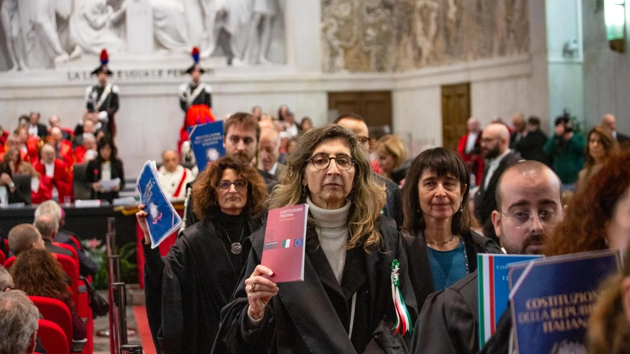 Sit in dei magistrati sulle scale del Tribunale con la Costituzione in mano. Poi escono dall’aula magna quando parla la rappresentante del Governo. Sit in dei magistrati sulle scale del Tribunale con la Costituzione in mano. Poi escono dall’aula magna quando parla la rappresentante del Governo.