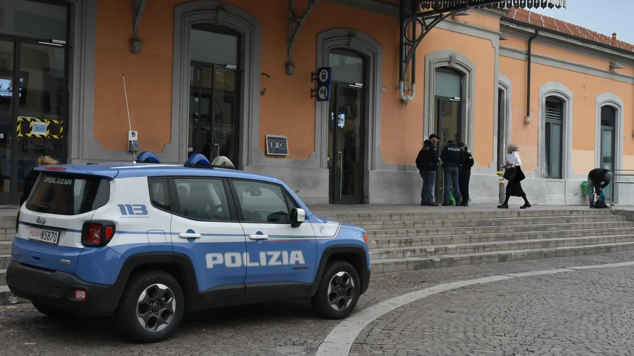 I poliziotti davanti alla stazione di Lecco I poliziotti davanti alla stazione di Lecco
