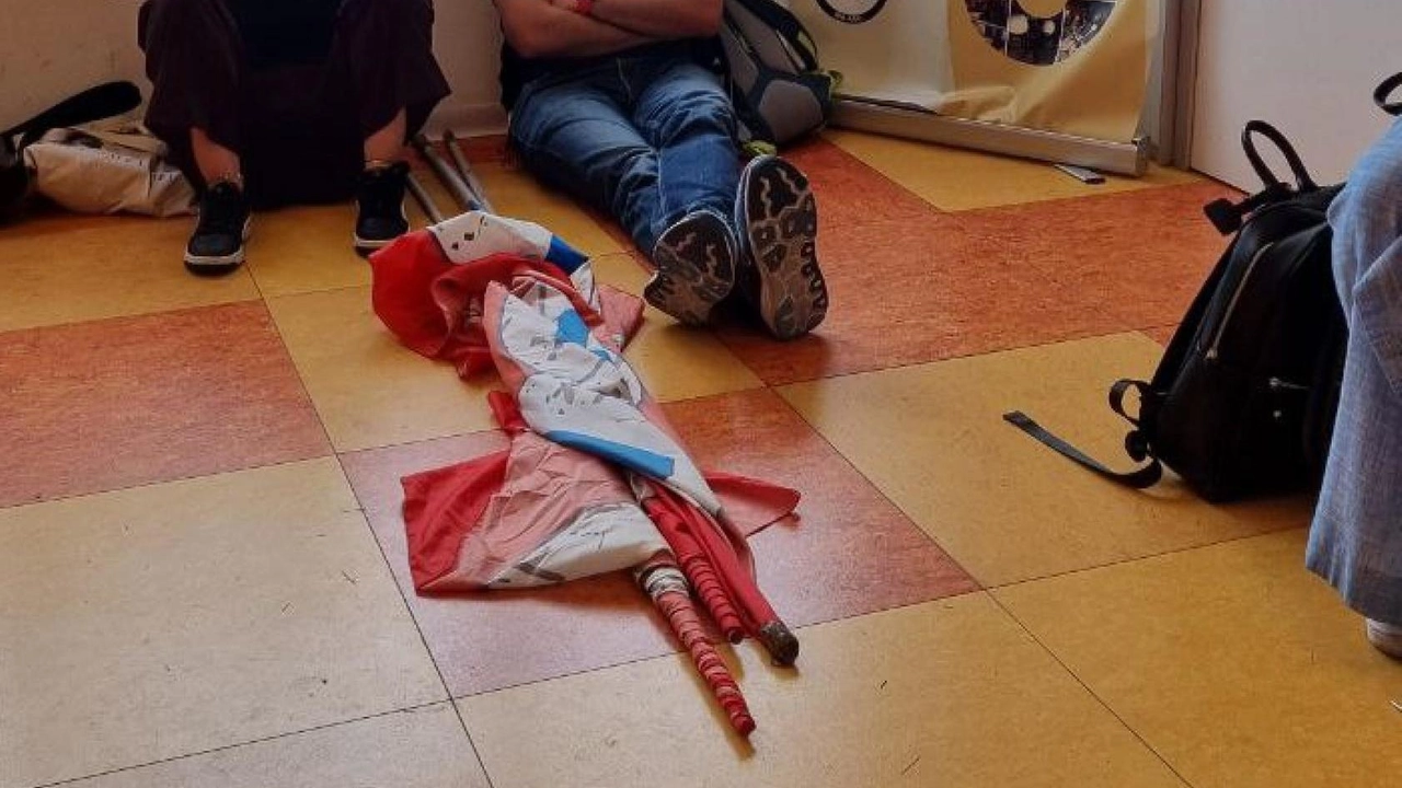 Insegnanti a Milano protestano per nomine errate dovute a malfunzionamento algoritmo. Richieste di sospensione e nuovo scorrimento graduatorie. Ufficio scolastico regionale nega problemi. Insegnanti a Milano protestano per nomine errate dovute a malfunzionamento algoritmo. Richieste di sospensione e nuovo scorrimento graduatorie. Ufficio scolastico regionale nega problemi.