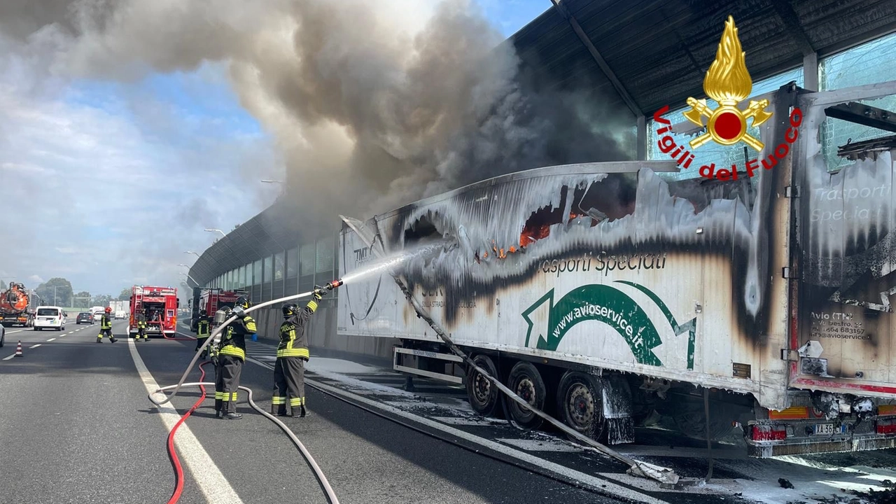 L'intervento dei vigili del fuoco sulla A4 all'altezza di Novate L'intervento dei vigili del fuoco sulla A4 all'altezza di Novate