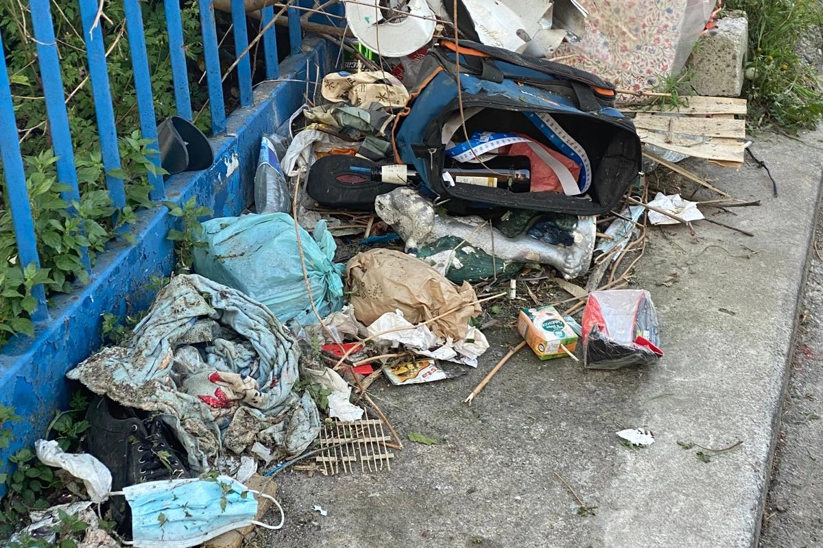 Chi vive nel quartiere non ne può più di sporcizia e abbandono