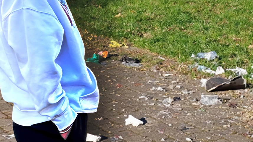 Allarme botti: al parco 1 i primi danni. I vandali hanno fatto esplodere un cestino dei rifiuti e lanciato... Allarme botti: al parco 1 i primi danni. I vandali hanno fatto esplodere un cestino dei rifiuti e lanciato...