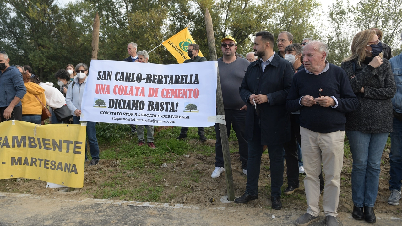 Proteste sull’area della Bertarella contro il progetto di costruire dove ora sorge un’area verde