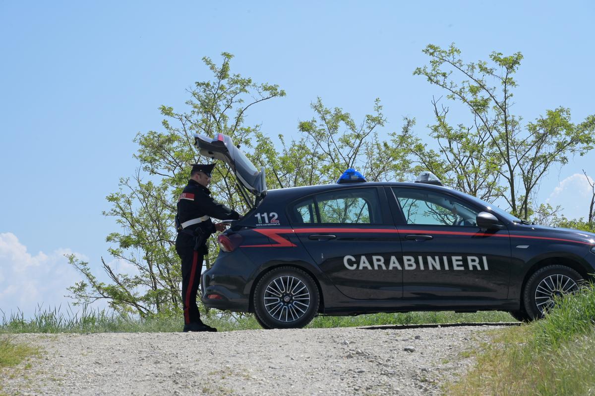 Passeggia lungo la riva dell’Oglio e vede un cadavere in acqua: mistero a Darfo Boario Terme