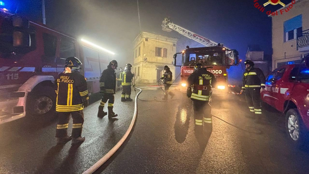 Santa Maria della Versa, i vigili del fuoco sul luogo dell'incendio Santa Maria della Versa, i vigili del fuoco sul luogo dell'incendio