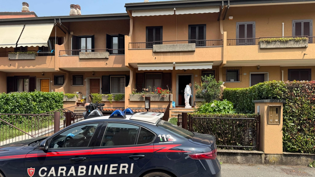 I carabinieri davanti alla villetta dove è stato trovato l’uomo morto
