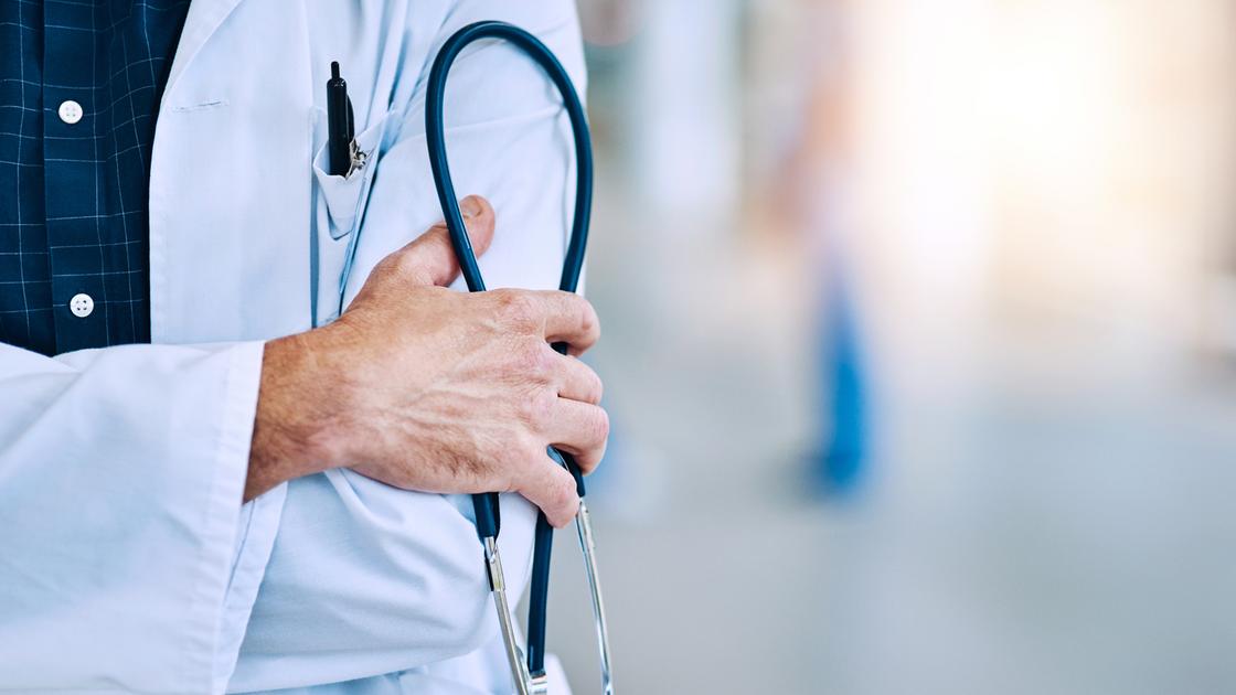 violenze sessuali su quattro pazienti medico agli arresti domiciliari i carabinieri alle altre vittime fatevi avanti