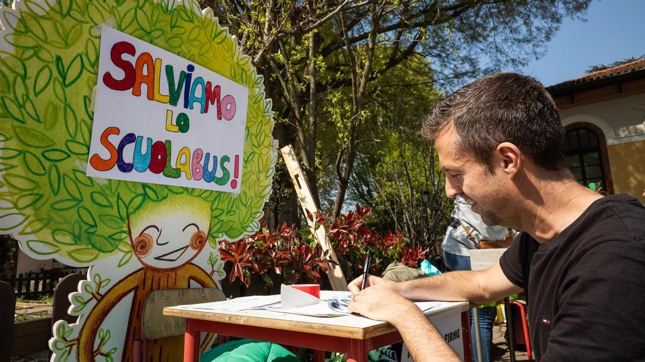 Uno dei genitori mentre firma la petizione durante la “Festa di primavera“ che si è svolta ieri nella scuola di via Cesari 38 (Foto Canella)