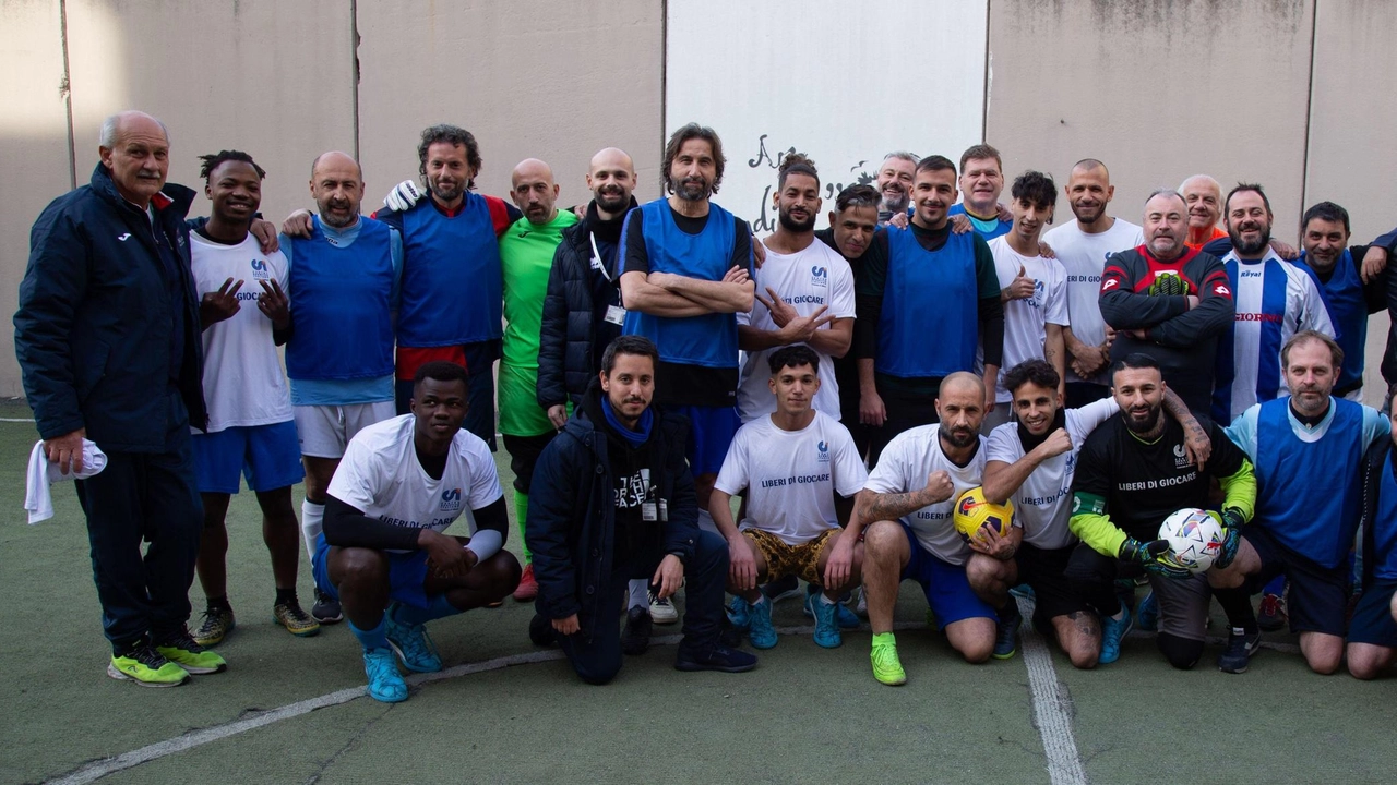 I giornalisti hanno sfidato la squadra dei detenuti che partecipa al campionato del Centro Sportivo Italiano. Due ore di gol, emozioni, risate e abbracci. Con i racconti di chi (nonostante tutto) sogna una vita migliore. I giornalisti hanno sfidato la squadra dei detenuti che partecipa al campionato del Centro Sportivo Italiano. Due ore di gol, emozioni, risate e abbracci. Con i racconti di chi (nonostante tutto) sogna una vita migliore.