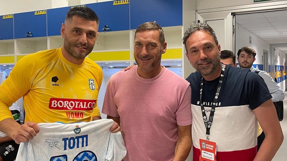 Da sin Marco Amelia (allenatore Nuova Sondrio), Francesco Totti e Christian Salvadori Da sin Marco Amelia (allenatore Nuova Sondrio), Francesco Totti e Christian Salvadori