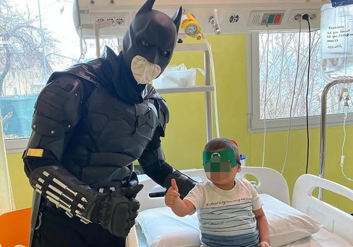 Nicholas, un Batman in corsia al Centro Verga di Monza: “Sfido la malattia insieme ai bimbi, il loro sorriso è la migliore cura”