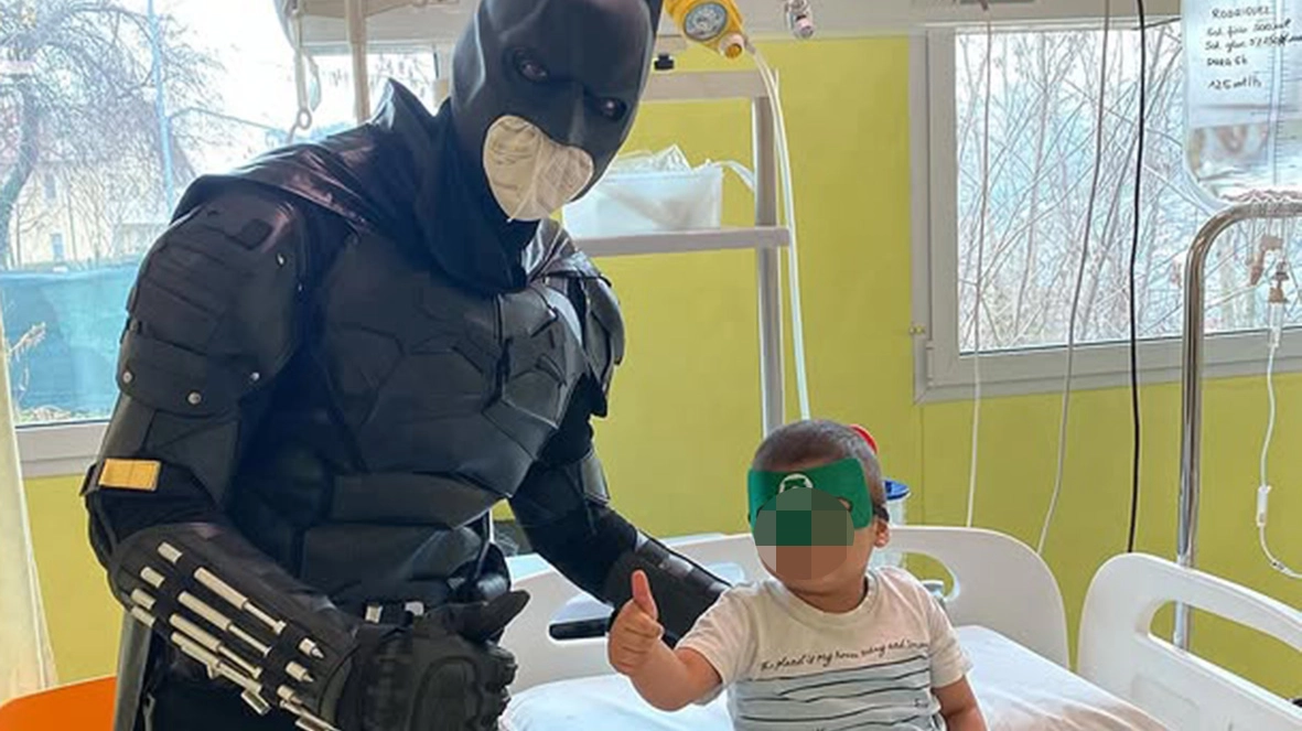 Nicholas Sanvito, 28 anni, nei panni di Batman durante una visita in ospedale Nicholas Sanvito, 28 anni, nei panni di Batman durante una visita in ospedale