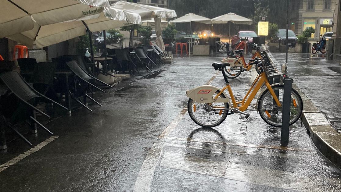 forti temporali in sequenza su milano sale il livello del lambro barriere mobili in via vittorini monitorato anche il seveso da Ilgiorno.it forti temporali in sequenza su milano sale il livello del lambro barriere mobili in via vittorini monitorato anche il seveso