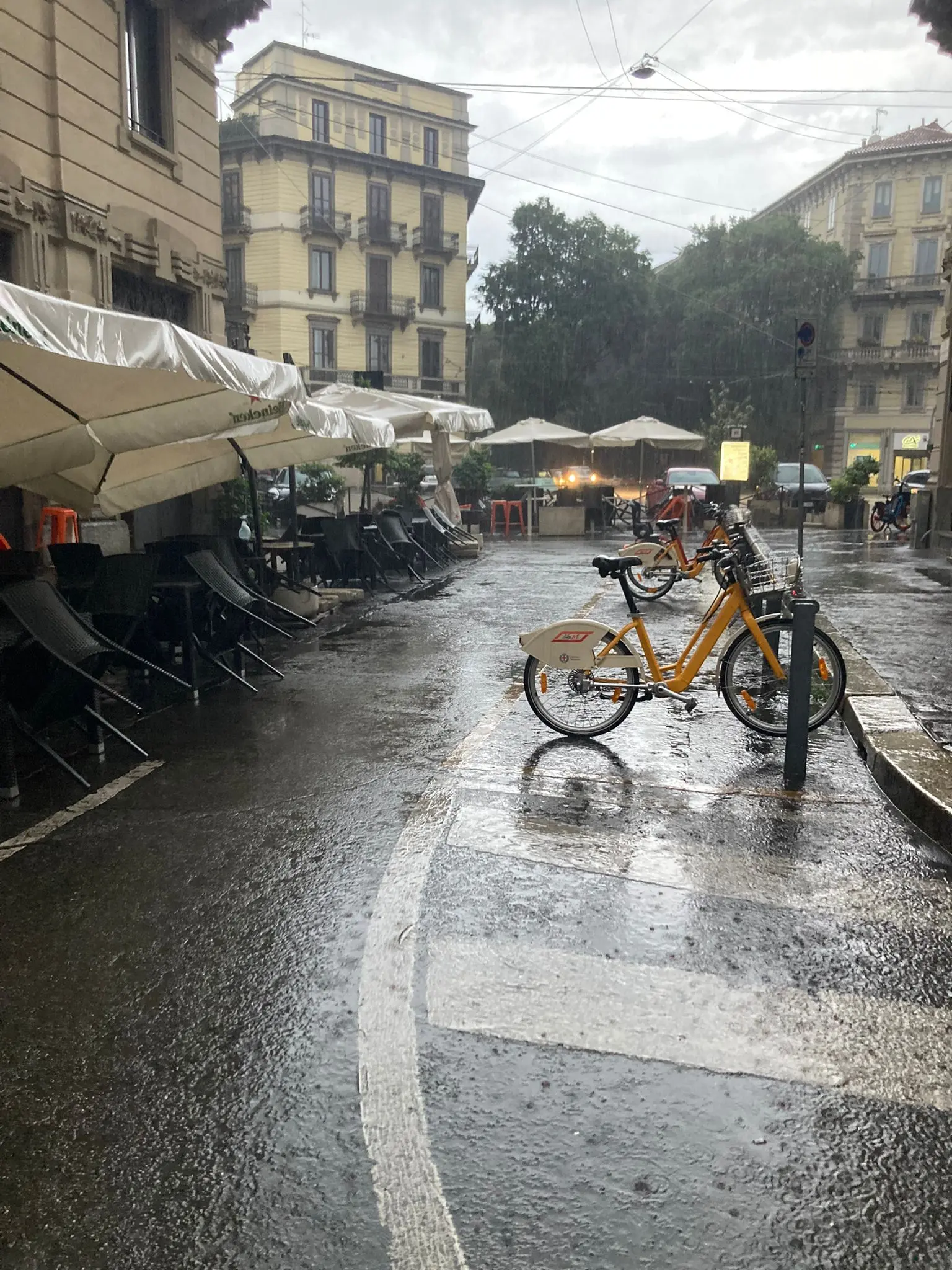Forti temporali in sequenza su Milano, sale il livello del Lambro: barriere mobili in via Vittorini, monitorato anche il Seveso
