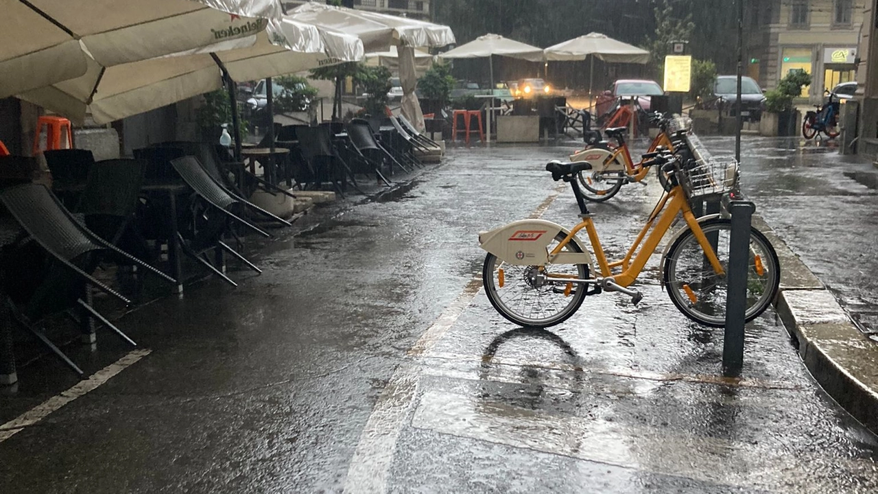 Forti temporale fino all'alba a Milano