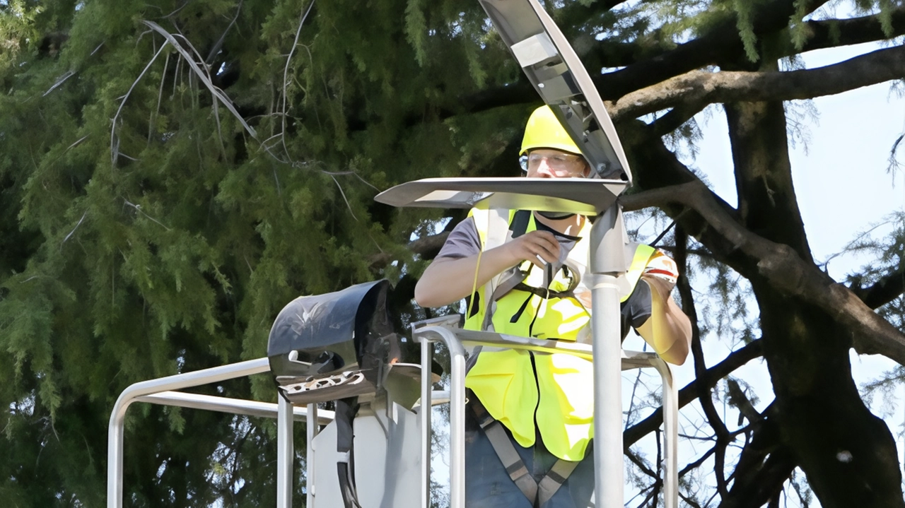 Il Comune di Giussano ha completato un intervento di riqualificazione dell'illuminazione nel parco di Villa Sartirana e al centro sportivo "Stefano Borgonovo", con l'installazione di luci a led per migliorare la sostenibilità e la fruibilità degli spazi pubblici. Il Comune di Giussano ha completato un intervento di riqualificazione dell'illuminazione nel parco di Villa Sartirana e al centro sportivo "Stefano Borgonovo", con l'installazione di luci a led per migliorare la sostenibilità e la fruibilità degli spazi pubblici.