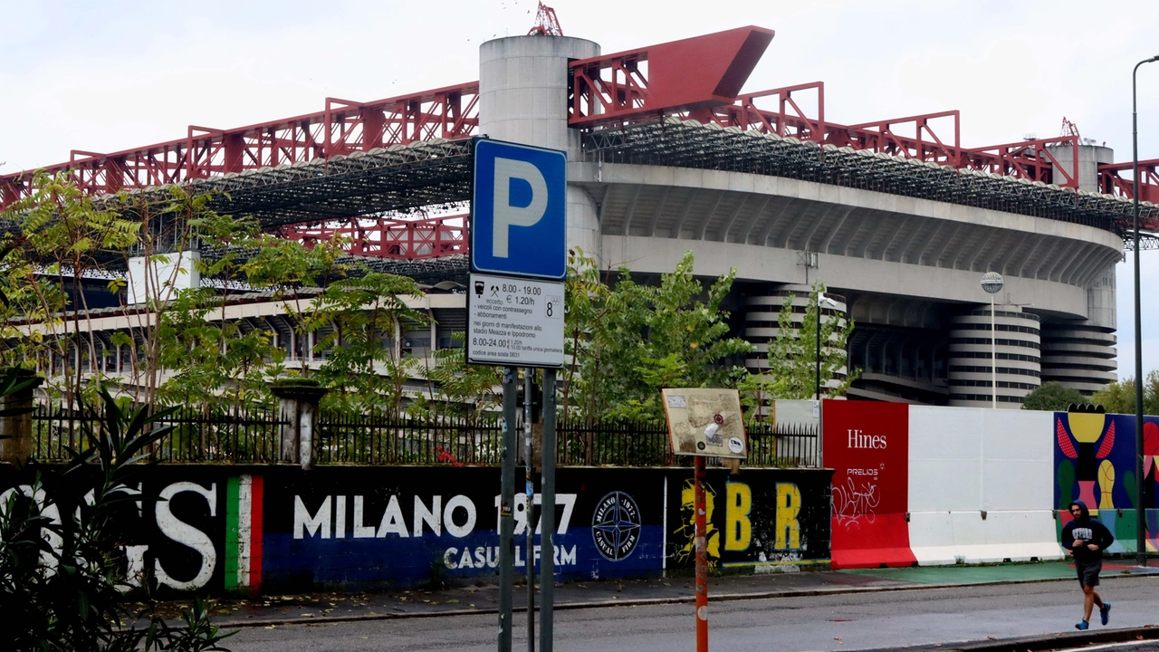 Una panoramica di San Siro da fuori: in primo piano la Curva Nord Una panoramica di San Siro da fuori: in primo piano la Curva Nord
