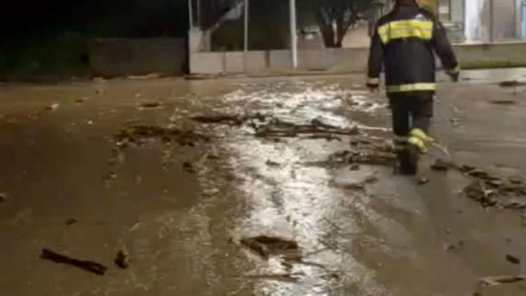 Maltempo a Darfo, Valcamonica: esondazione del torrente Budrio causa evacuazioni e blocco ferrovia. Intervento rapido di protezione civile e vigili del fuoco per ripristinare la situazione. Maltempo a Darfo, Valcamonica: esondazione del torrente Budrio causa evacuazioni e blocco ferrovia. Intervento rapido di protezione civile e vigili del fuoco per ripristinare la situazione.