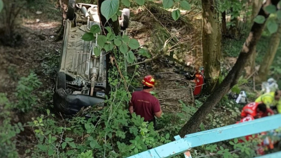 L'auto è precipitata nel bosco ribaltandosi L'auto è precipitata nel bosco ribaltandosi