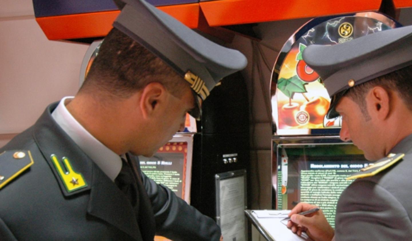 Slot machines accese fuori orario: la Finanza di Varese multa i titolari di 16 locali Slot machines accese fuori orario: la Finanza di Varese multa i titolari di 16 locali