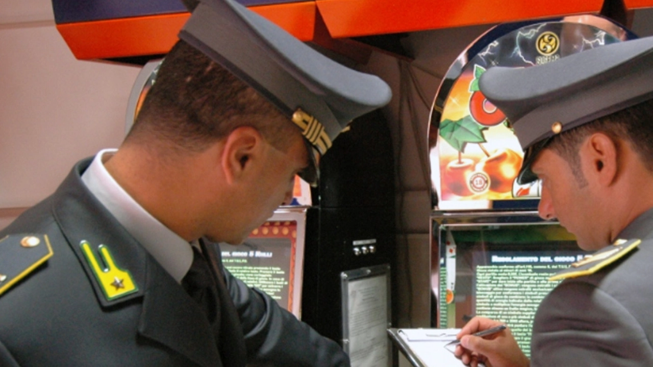 Le Fiamme Gialle controllano le slot machine (foto di repertorio) Le Fiamme Gialle controllano le slot machine (foto di repertorio)