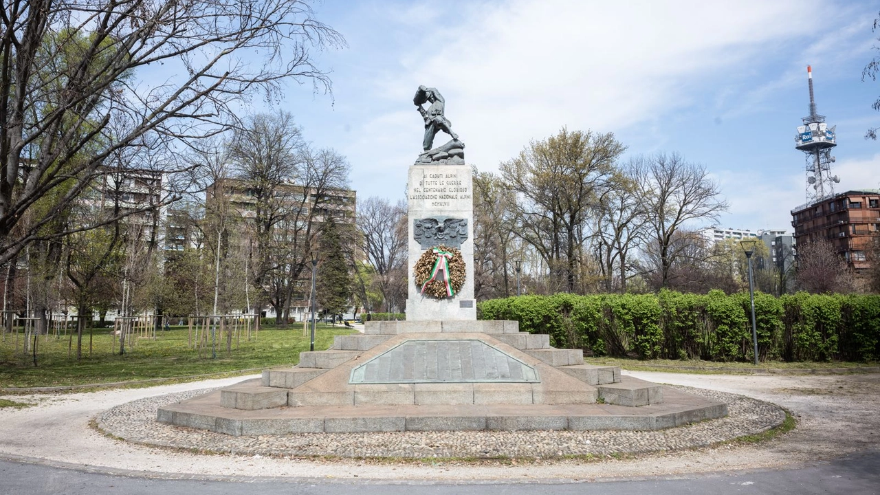 Il monumento al centro del parco dedicato agli Alpini Caduti Il monumento al centro del parco dedicato agli Alpini Caduti