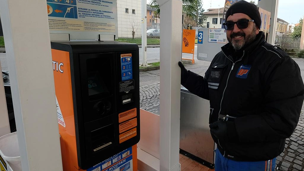 Stefano Pellini alla pompa di benzina in via Cavallotti a Monza Stefano Pellini alla pompa di benzina in via Cavallotti a Monza