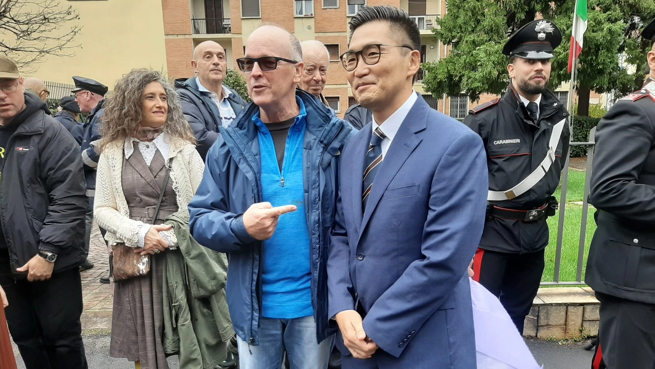 Robert Bloomhuff (a sinistra) con il rappresentante del Consolato Usa, Yoon Nam, alla cerimonia di ieri Robert Bloomhuff (a sinistra) con il rappresentante del Consolato Usa, Yoon Nam, alla cerimonia di ieri