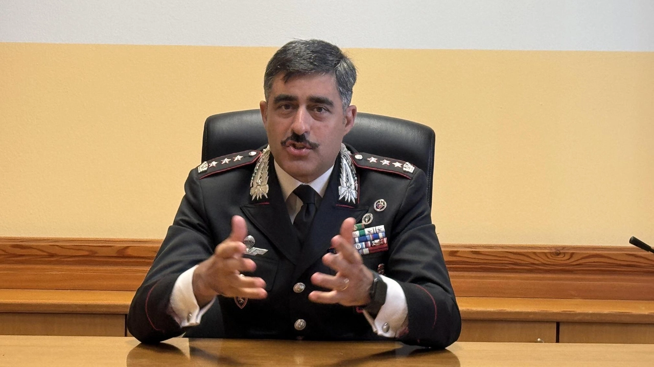 Il colonnello Marco Piras lascia la caserma Alessi di Sondrio dopo tre anni di servizio, elogiando la provincia per l'ospitalità e l'efficacia delle attività dell'Arma. Il suo successore sarà il colonnello Giuseppe Bivona. Piras ha sottolineato il lavoro svolto contro lo spaccio e altri reati, assicurando che la situazione di sicurezza rimane "confortante". La provincia si prepara ad affrontare nuove sfide, tra cui quelle legate alle Olimpiadi del 2026. Il colonnello Marco Piras lascia la caserma Alessi di Sondrio dopo tre anni di servizio, elogiando la provincia per l'ospitalità e l'efficacia delle attività dell'Arma. Il suo successore sarà il colonnello Giuseppe Bivona. Piras ha sottolineato il lavoro svolto contro lo spaccio e altri reati, assicurando che la situazione di sicurezza rimane "confortante". La provincia si prepara ad affrontare nuove sfide, tra cui quelle legate alle Olimpiadi del 2026.