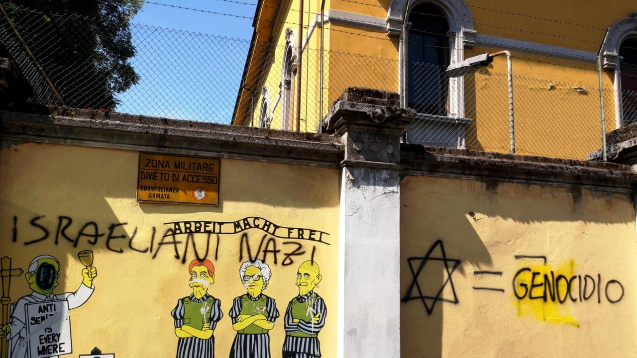 Il murale con Liliana Segre, Edith Bruck e Sami Modiano di aleXsandro Palombo alla caserma di via Amari, già deturpato in precedenza