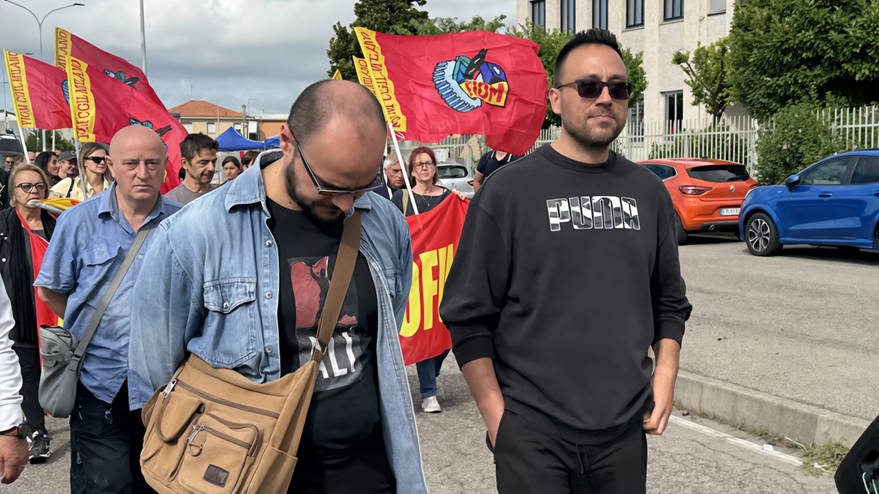 Primo da destra Fabio Orlando, dipendente della Deloro Microfusione che era stato licenziato e ora verrà reinserito in azienda