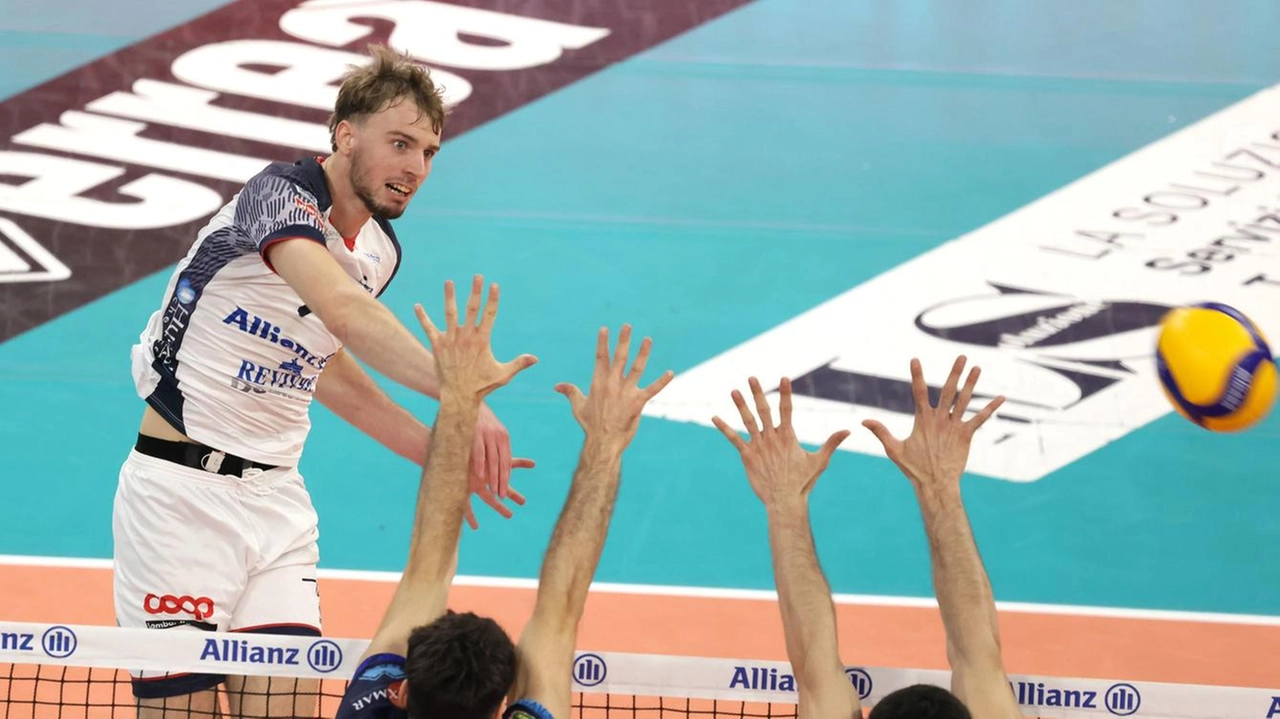 Ferre Reggers (21 anni) in attacco durante la sfida tra Allianz Powervolley e Itas Trentino Pallavolo Ferre Reggers (21 anni) in attacco durante la sfida tra Allianz Powervolley e Itas Trentino Pallavolo